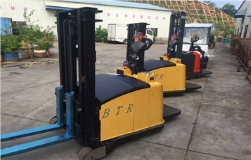 浙江某藥業(yè)公司--2臺(tái)全電動(dòng)防爆托盤搬運(yùn)車