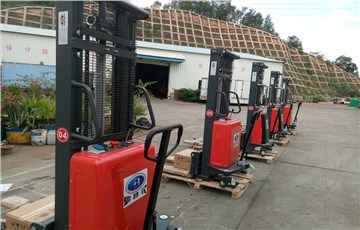 全電動(dòng)堆高車如期發(fā)貨