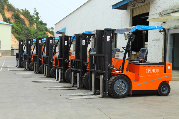 2噸-3.5噸柴油,汽油,液化氣平衡重式叉車(chē)