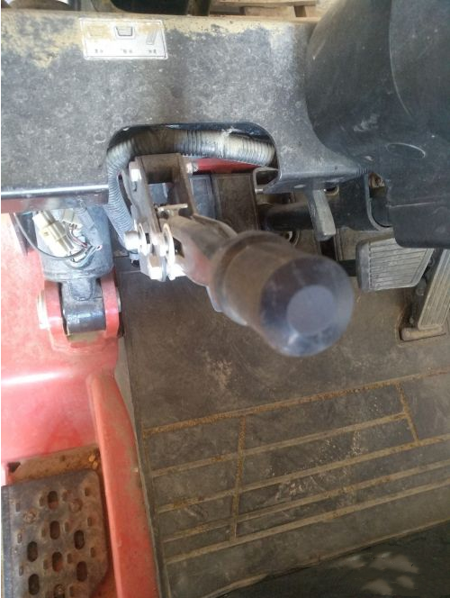 手剎放下去，若地面不平先不放，或放前踩死腳剎。