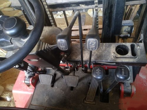 若向前走，踩死離合，最左邊踏板為離合，中間為剎車，最右邊為油門，下方左側(cè)操縱桿前推為前進檔，后退此桿后拉。