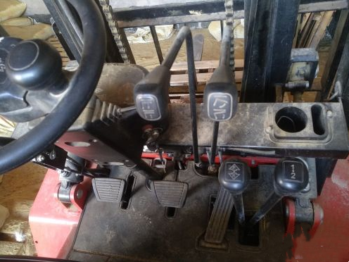 叉子上移壓下上方左操縱桿，下移上推此桿