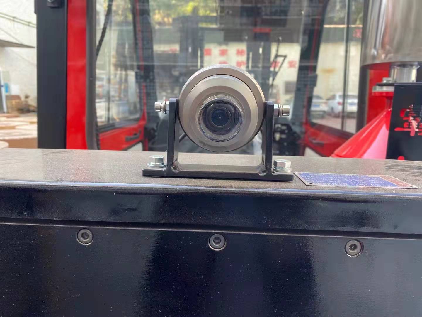 防爆叉車配備影像倒車?yán)走_(dá)系統(tǒng)