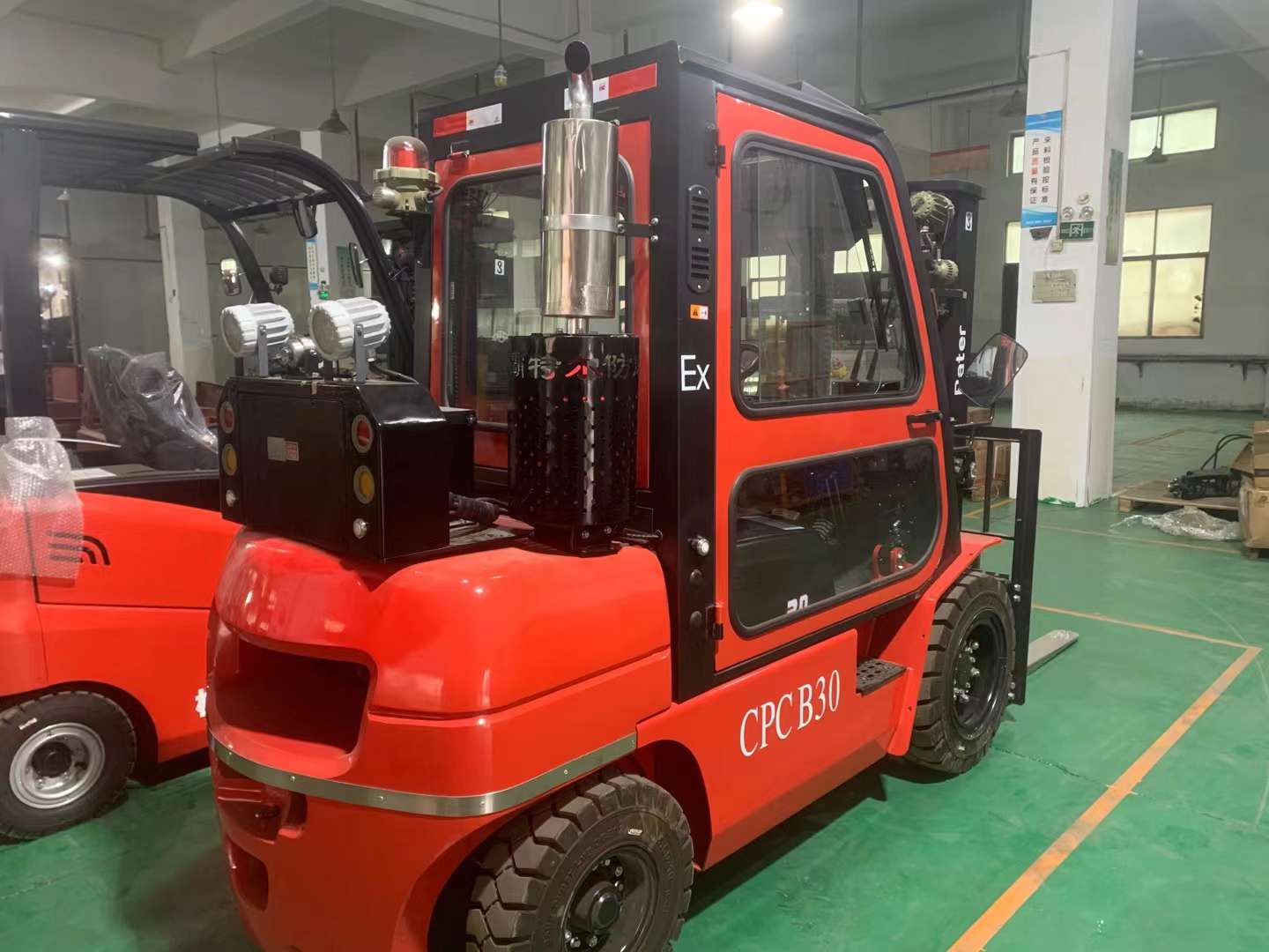 車間防爆叉車及出貨現(xiàn)場